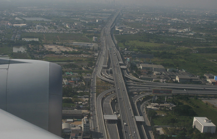 বাং না এক্সপ্রেসওয়ে বিশ্বের সপ্তম দীর্ঘ সেতু হলেও, এটিকে বিশ্বের দীর্ঘতম মোটরকার চলাচলের সেতু বলাই যায়। ৩৪ মাইল দৈর্ঘ্যের বাং না এক্সপ্রেসওয়ে একটি ছয় লেনের উড়াল সড়ক। এই সেতু ব্যবহার করে ব্যাংককের যানজট এড়িয়ে শহরের এক প্রান্ত থেকে আরেক প্রান্তে যাওয়া যায়। ছবি: সংগৃহীত