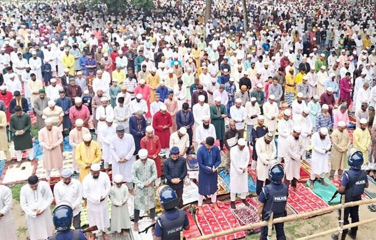 উপমহাদেশে সর্ববৃহৎ ও দেশের সবচেয়ে প্রাচীন ঈদগাহ ময়দান কিশোরগঞ্জের ঐতিহাসিক শোলাকিয়ায় ঈদুল আজহার ১৯৭তম জামাত অনুষ্ঠিত হয়েছে। এ জামাতে ঢল নামে মুসল্লিদের। আজ সকাল ৯টায় জামাত শুরু হয়। জামাতে ইমামতি করেন জেলা মারকাজ মসজিদের খতিব মাওলানা হিফজুর রহমান খান। ঈদগাহ ময়দানে জেলা প্রশাসনের ঊর্ধ্বতন কর্মকর্তা, রাজনৈতিক ব্যক্তিসহ বিশিষ্টজনরা ঈদুল আজহার নামাজ আদায় করেন। নামাজ শেষে মুসলিম উম্মাহর শান্তি ও সমৃদ্ধি কামনা করে মোনাজাত করা হয়। ছবি- জাগো নিউজ