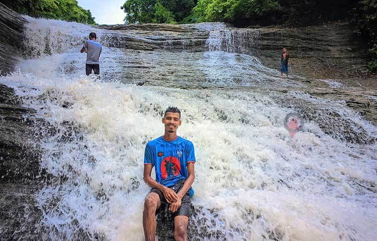 বৃষ্টির পানিতে এখন ঝরনা তার আসলরূপে ফিরে গেছে। বছরের অন্য সময় ঝরনায় পানি কিছুটা কম থাকলেও এখন পানিতে ভরপুর। ছবি: এম মাঈন উদ্দিন