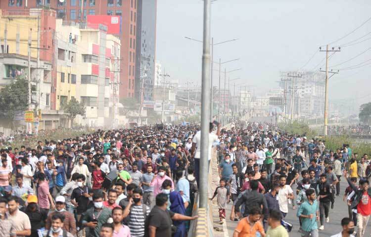 দুপুর ১২টার দিকে শহীদ সোহরাওয়ার্দী কলেজ ও কবি নজরুল কলেজের শত শত শিক্ষার্থী গিয়ে মাহবুবুর রহমান মোল্লা কলেজে হামলা চালান।