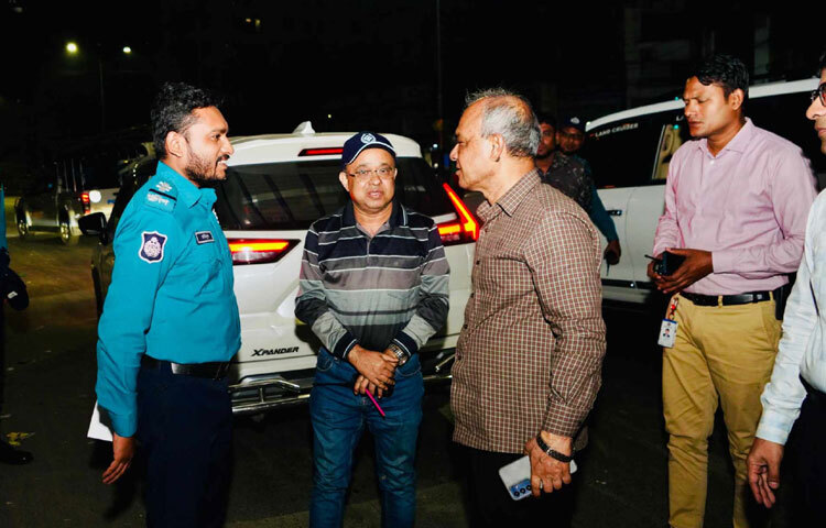 এছাড়াও উপদেষ্টা মিরপুর থানা মোড় ও টেকনিক্যাল মোড়ে উপস্থিত সাধারণ জনগণের সঙ্গে কথা বলেন, তাদের খোঁজ-খবর নেন ও সার্বিক আইনশৃঙ্খলা পরিস্থিতি সম্পর্কে জানতে চান। উপস্থিত জনতা বর্তমান আইনশৃঙ্খলা পরিস্থিতি সন্তোষজনক বলে মন্তব্য করেন।