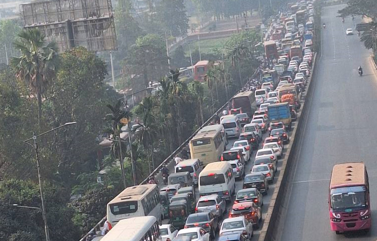 দুর্ঘটনার খবর পাওয়ার পর গার্মেন্টসকর্মীরা বনানীর চেয়ারম্যান বাড়িতে দুই পাশের সড়ক অবরোধ করে। এতে ঢাকা-ময়মনসিংহ মহাসড়কের দুই পাশে যান চলাচল বন্ধ হয়ে যায়।