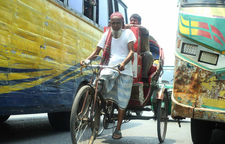 রাস্তায় বের হওয়া মানুষদের চোখেমুখে ক্লান্তি স্পষ্ট। ফুটপাত ধরে হাঁটতে থাকা শ্রমজীবী মানুষ, রিকশাচালক, ডেলিভারি বয়, পথশিশু সবাই এক রকম ছটফট করছেন একটু ছায়া আর পানির আশায়।