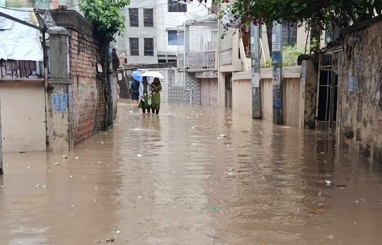 বৃষ্টির পানিতে জলাবদ্ধতা দেখা গেছে রাজধানীর বিভিন্ন অলি-গলিতে।