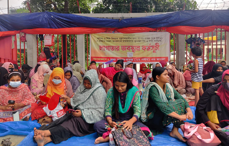 তিনি আরও বলেন, উপদেষ্টার প্রতিশ্রুতি এখন পর্যন্ত সরকার বাস্তবায়ন করেনি। এজন্য শিক্ষাপ্রতিষ্ঠান এমপিওভুক্তির জন্য বাংলাদেশের নন-এমপিও শিক্ষক-কর্মচারীরা কাফনের কাপড় পরে জাতীয় প্রেস ক্লাবের সামনে লাগাতার অবস্থান কর্মসূচি গ্রহণ করেছি।