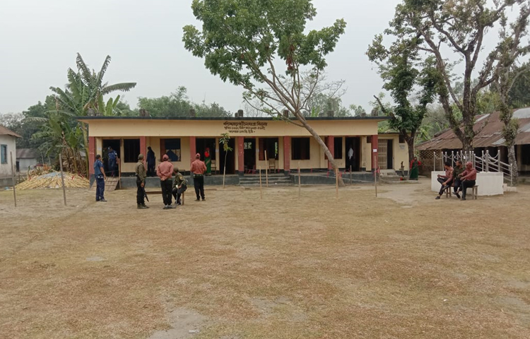 নারায়ণগঞ্জের বন্দর উপজেলা নির্বাচনে সকাল থেকেই ভোটকেন্দ্রে ভোটার উপস্থিতি কম রয়েছে। বেলা বাড়লেও ভোটকেন্দ্রে ভোটার বাড়ছে না। ছবি: জাগো নিউজ