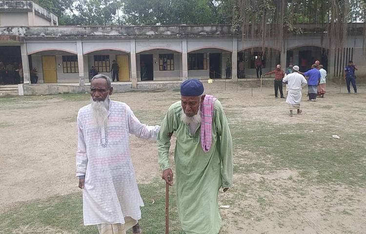 বগুড়ায় পছন্দের প্রার্থীকে বেছে নিতে বৃষ্টি উপেক্ষা করেই ভোটকেন্দ্রে আসছেন ভোটাররা। ছবি: জাগো নিউজ