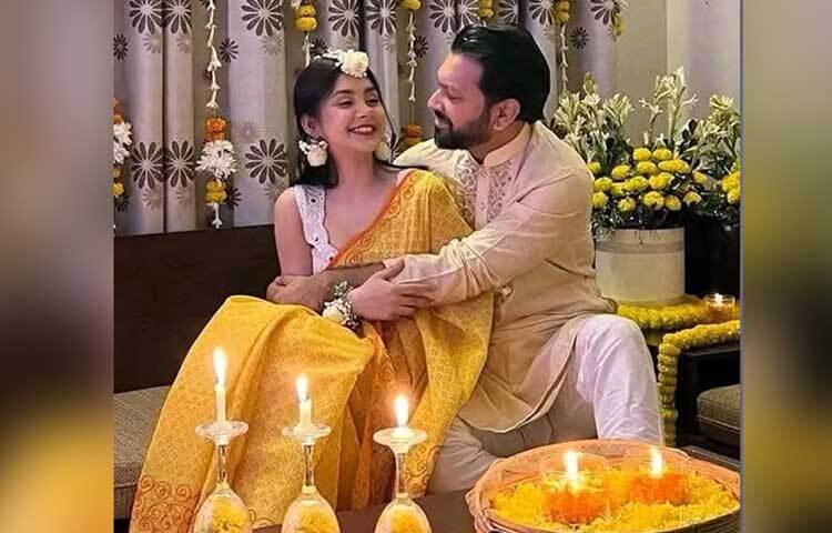 রোজা ও তাহসানের গায়ে হলুদের ছবি রীতিমতো ভাইরাল সামাজিক মাধ্যমে। এ দিন অফ হোয়াইট পাঞ্জাবি পরেছিলেন তাহসান। আর রোজা অফ হোয়াইট ব্লাউজের সাথে হলুদ শাড়ি।