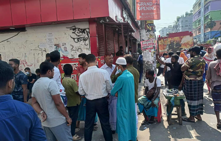 আগুন লাগার পর মুহূর্তেই এলাকায় ছড়িয়ে পড়ে আতঙ্ক। অনেক বাসিন্দা ঘর থেকে বেরিয়ে রাস্তায় এসে দাঁড়ান। কেউ জানে না আগুন ছড়িয়ে পড়বে কিনা, কেউ চিন্তায় আছে বিষাক্ত ধোঁয়ার প্রভাবে।