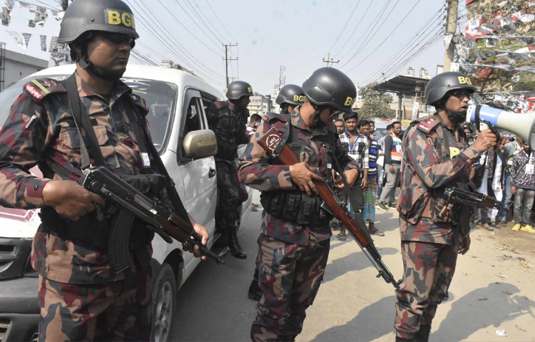 সড়কে জনসাধারণের চলাচল তেমন না থাকলেও আইন-শৃঙ্খলা বাহিনীর সংখ্যা চোখে পড়ার মতন। ছবি: জাগো নিউজ