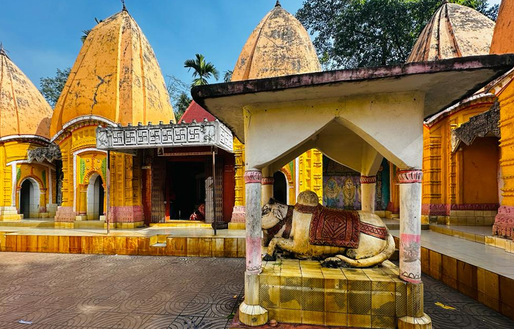 মন্দির আঙ্গিনার মাঝখানে স্থান পেয়েছে একটি নন্দী মূর্তি। ছবি: আব্দুল্লাহ হেল বাকী