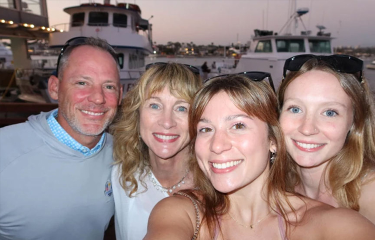 জুলি ও স্কট দুজনের বয়সই ৫০ এর বেশি। ১৯৯৭ সালে ভালোবেসে বিয়ে করেন তারা। তাদের ১৭ বছরের সংসারে রয়েছে রাচেল এবং ক্যারোলিন নামে দুই মেয়ে।২০১৪ সালে তাদের বিবাহবিচ্ছেদ হয়।  ছবি: সংগৃহীত