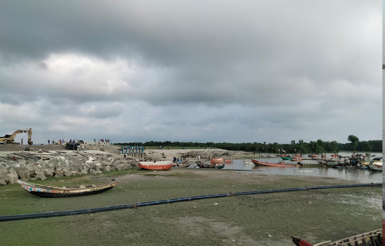 খাবারের জন্য ছোট কমলদহ বাজারের বিখ্যাত ড্রাইভার হোটেল আছে। যা ২৪ ঘণ্টাই খোলা থাকে।  ছবি: এম মাঈন উদ্দিন