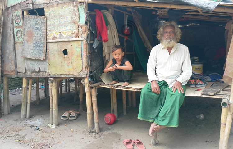 এই শীতে সবচেয়ে বেশি বিপাকে বৃদ্ধ ও শিশুরা। ঠান্ডাজনিত নানা রোগে আক্রান্ত হচ্ছে তারা। ছবি: বিধান মজুমদার অনি