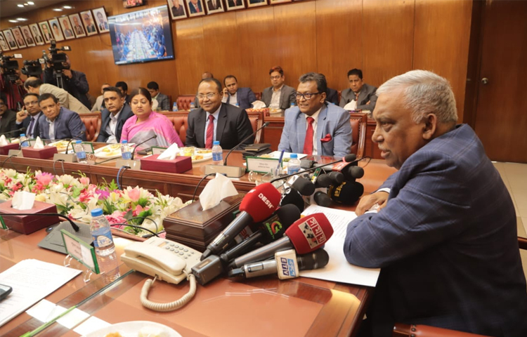 দুপুরে সচিবালয়ে অনলাইনে আগ্নেয়াস্ত্রের লাইসেন্স নবায়ন কার্যক্রম উদ্বোধন শেষে সাংবাদিকদের প্রশ্নের জবাবে স্বরাষ্ট্রমন্ত্রী আসাদুজ্জামান খান বলেন, কোনো গোষ্ঠী বা রাজনৈতিক দল দমনের জন্য আইনশৃঙ্খলা বিঘ্নকারী অপরাধ (দ্রুত বিচার) আইনটি স্থায়ী করা হয়নি। ছবি: মাসুদ রানা