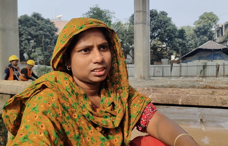 প্রায় ৮ বছর ধরে মাছের আঁশ বিক্রি করে সাতজনের সংসার চালিয়ে ভালোভাবেই জীবনযাপন করছেন কুলসুম বেগম। তিনি বলেন,‘আমি এই মাছের আঁশ বিক্রি করে ঘর ভাড়া দেই, চালসহ সংসারের খরচ মেটাই’। তার মতো রাজধানীর কাওরান বাজার এলাকায় প্রায় ২০টি পরিবার জড়িত এই মাছের আঁশের ভিন্নধর্মী ব্যবসায়। ছবি: জিহাদুল ইসলাম