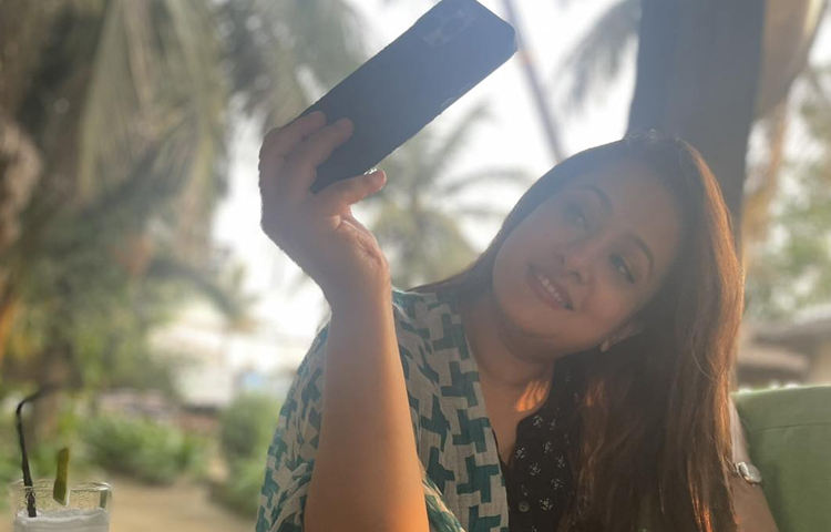 পোস্ট করা সেই ছবিগুলোতে তাকে সেলফি তোলার পোজ দিতে দেখা গেছে। ঠিক যেন ২০ বছরের তরুণী। ছবি: ফেসবুক