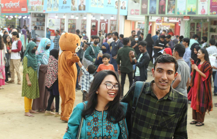 বইমেলায় ঘুরে বেড়াচ্ছেন হাস্যোজ্জ্বল যুগল। ছবি: মাহবুব আলম