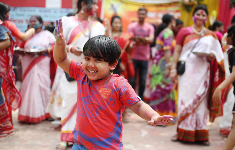 এ আনন্দে মেতেছে শিশুরা। ছবি: মাহবুব আলম