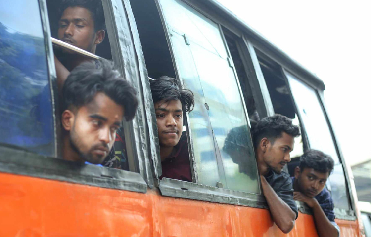 প্রখর এই তাপ প্রবাহ উপেক্ষা করেই কাজের জন্য বের হতে হচ্ছে সবাইকে। ছবি: মাহবুব আলম