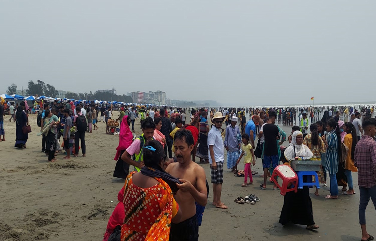 কক্সবাজারের হোটেল ব্যবসায়ীদের মতে, নিয়মিত রেলের পাশাপাশি দুটি স্পেশাল রেলও ঢাকা-কক্সবাজার রেলপথে চলাচল থাকায় বেড়েছে পর্যটকের আনাগোনা। ছবি: সায়ীদ আলমগীর