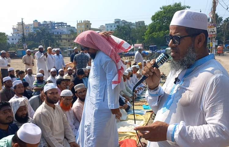নামাজে ইমামতি করেন দারুস সালাম মসজিদের খতিব সোহাইল আহমেদ চিশতী। ছবি: শরীফুল ইসলাম