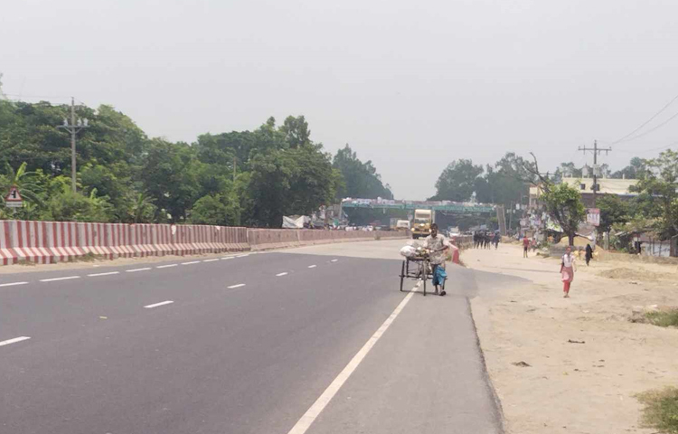 বন্ধ রয়েছে মহাসড়কে চলাচল করা লেগুনা ও সেইফ লাইন পরিবহনের গাড়িও। ছবি: এম মাঈন উদ্দিন