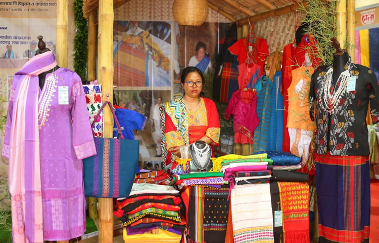 তাঁতের তৈরি পোশাক ও ব্যাগের দোকান দিয়েছেন তরুণী। ছবি: মাহবুব আলম