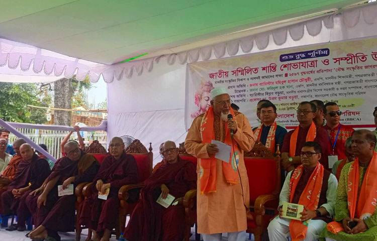 আজ সকাল ১০টার দিকে রাজধানীর শাহবাগ জাতীয় জাদুঘরের সামনে উৎসব উদ্বোধন করেন ধর্মমন্ত্রী ফরিদুল হক খান। ছবি: হাসান আলী