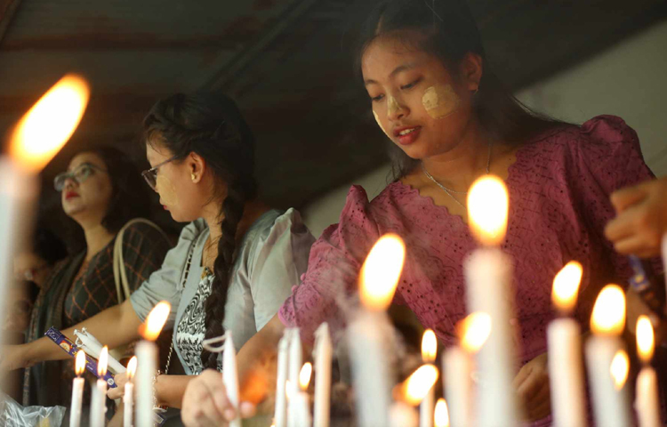 অনেকে মোমবাতি ও ধূপ জালিয়ে আরোতি দিচ্ছেন। ছবি: মাহবুব আলম