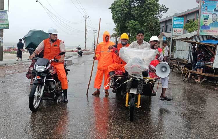 উপকূলীয় অঞ্চলের জনগণ, জেলে ও নৌযান রক্ষায় সচেতনতামূলক মাইকিং করা হচ্ছে। ছবি: আসাদুজ্জামান মিরাজ