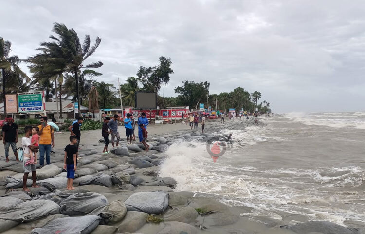 তবে উৎসুক পর্যটকদের কোনোভাবেই নিরাপদ স্থানে সরানো যাচ্ছে না। তারা সৈকতে ভিড় করছেন। ছবি: আসাদুজ্জামান মিরাজ