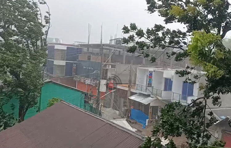 কলাপাড়ায় ১৫৫টি আশ্রয় কেন্দ্র, ২০টি মুজিব কেল্লা, সকল আবাসিক হোটেলকে আশ্রয়কেন্দ্র হিসেবে ঘোষণা করে সার্বিকভাবে তদারকি করছে উপজেলা প্রশাসন। ছবি: আসাদুজ্জামান মিরাজ