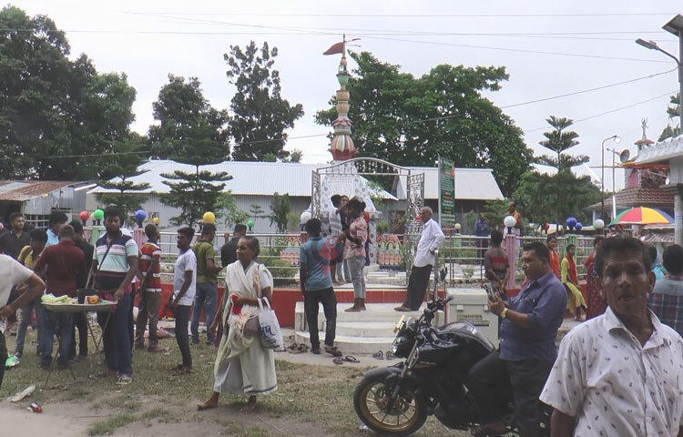 জানা গেছে, মাদারীপুর রাজৈরের কদবাড়ীর দিঘীরপাড় এলাকার মহামানব শ্রী শ্রী গণেশ পাগল সেবাশ্রমে দেশের ঐতিহ্যবাহী কুম্ভমেলা। এই কুম্ভমেলাকে অনেকেই কামনার মেলাও বলে থাকেন। ছবি: আয়শা সিদ্দিকা আকাশী