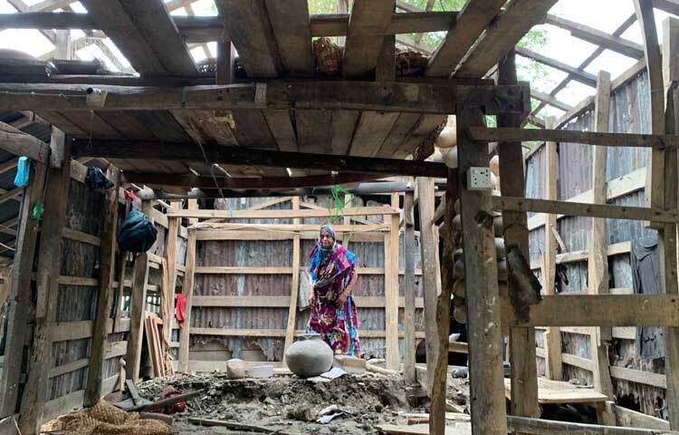 ঘূর্ণিঝড় রিমালের তাণ্ডবে নিজেদের থাকার জায়গাটুকুও রক্ষা করতে পারেননি বরগুনার বিষখালী নদীতীরবর্তী বড়ইতলার বাসিন্দারা। ছবি: আরিফুর রহমান