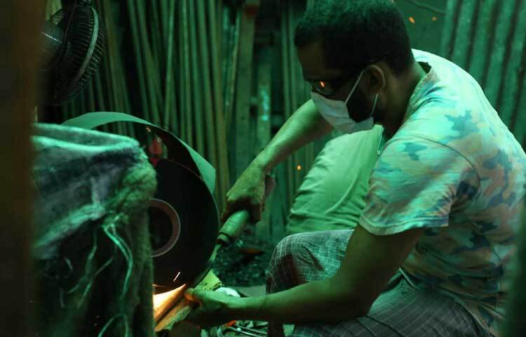 অসহনীয় এই গরমে কাজ করে ছুরি, কাচি, দা বানাচ্ছেন কামাররা। ছবি: মাহবুব আলম