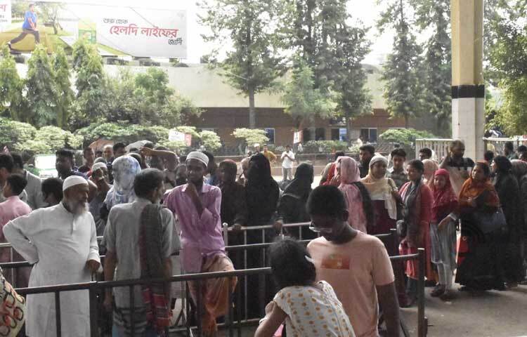 সবারই দীর্ঘ অপেক্ষা, টিকিট কেটে আসন পাওয়ার। ছবি: বিপ্লব দীক্ষিত