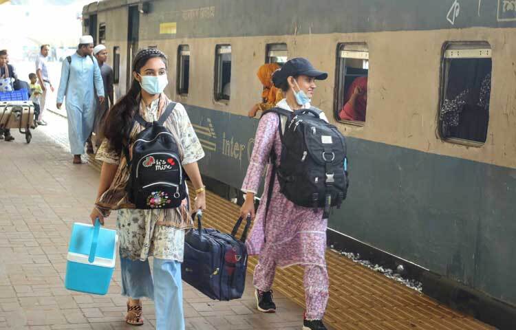 তাদের চোখে-মুখে বাড়ি ফেরার আনন্দ। ছবি: মাহবুব আলম