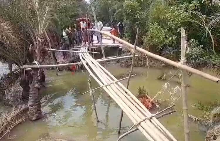 পারাপারের জন্য বাঁশের সাকো তৈরি করেছেন এলাকাবাসী।  ছবি: ইকবাল হোসেন মজনু