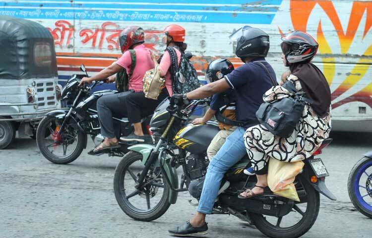 অনেকেই ফিরেছেন মোটরসাইকেলে করে। ছবি: মাহবুব আলম
