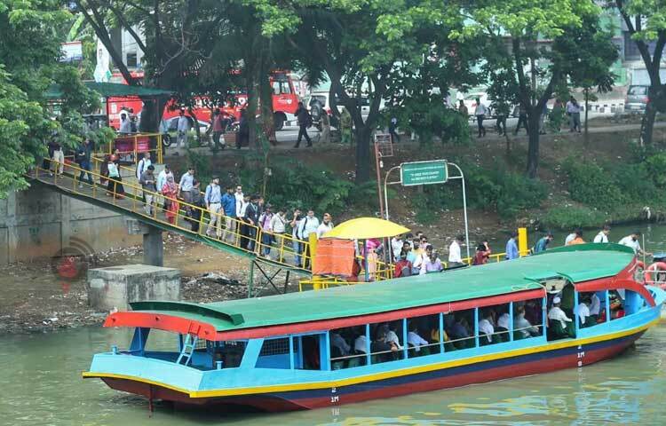 লাইনে দাঁড়িয়ে ওয়াটার ট্যাক্সিতে উঠতে ব্যস্ত অফিসগামীরা। ছবি: মাহবুব আলম