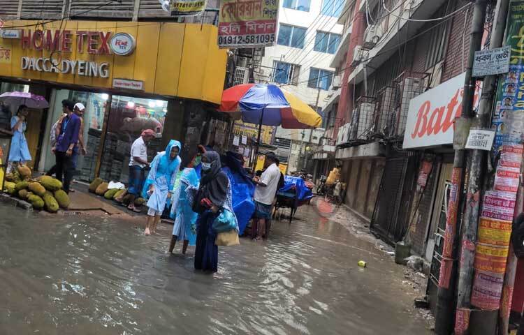 রিকশা না পেয়ে বাধ্য হয়ে পানি মাড়িয়ে চলাচল করছেন তারা। ছবি: রায়হান আহমেদ