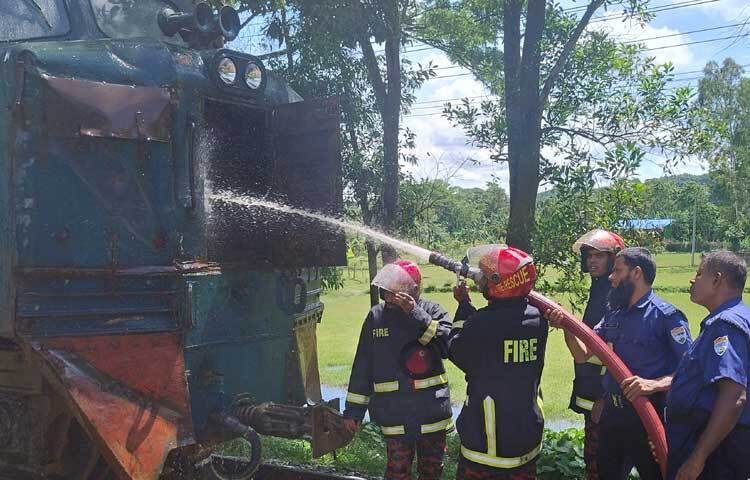 ফায়ার সার্ভিস কর্মীরা প্রায় এক ঘণ্টা চেষ্টা করে আগুন নিয়ন্ত্রণে আনতে সক্ষম হয়েছে। ছবি: এম মাঈন উদ্দিন