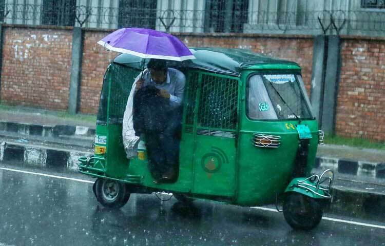 ঝড়-বৃষ্টি উপেক্ষা করেই ছুটতে হচ্ছে কর্মস্থলে। ছবি: মাহবুব আলম