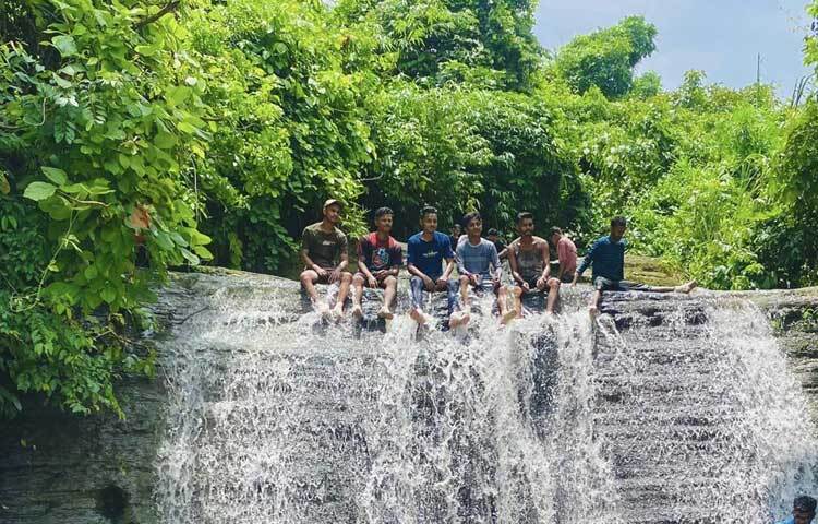 পাহাড়ের সবুজ রং আর ঝরনার স্বচ্ছ পানি মিশে মিশে একাকার হয়েছে প্রাকৃতিক আট স্তর বিশিষ্ট এ ঝরনায়। ছবি: এম মাঈন উদ্দিন