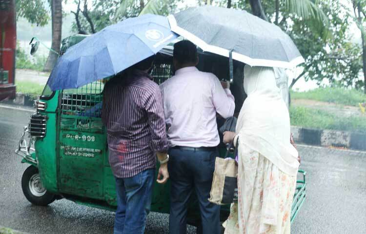 অনেকেই চেষ্টা করছেন সিএনজিচালিত অটোরিকশায় কর্মস্থলে যেতে। ছবি: মাহবুব আলম