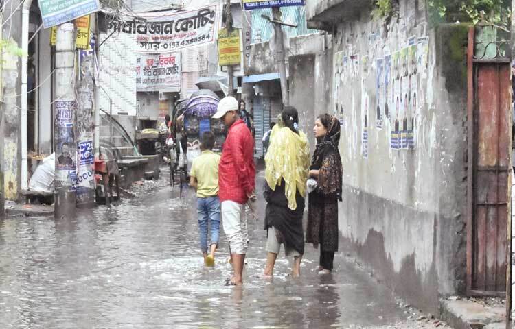 রিকশার জন্য অপেক্ষা করছেন তারা। ছবি: বিপ্লব দীক্ষিত