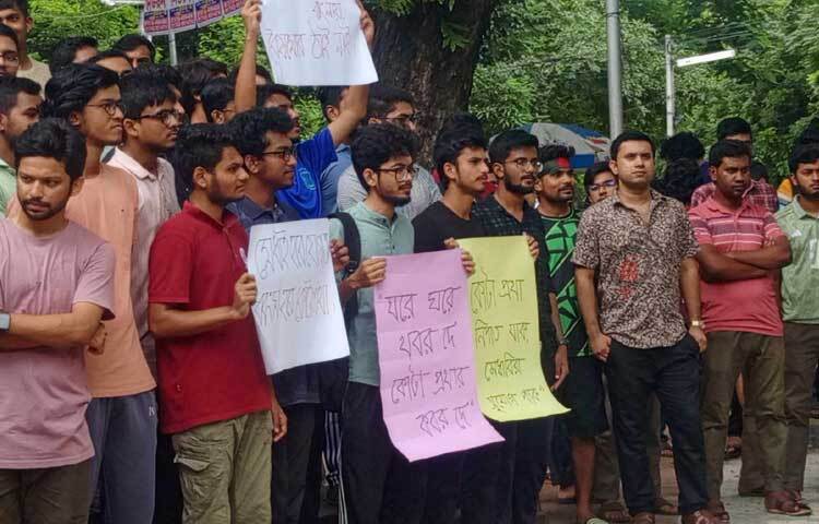 লিখিত বক্তব্যে বুয়েটের সাধারণ শিক্ষার্থীরা কোটা সংস্কার আন্দোলনের সঙ্গে সর্বাত্মকভাবে একাত্মতা ও সংহতি প্রকাশ করে মহামান্য আদালতের প্রতি মেধার মূল্যায়নকে সর্বাধিক গুরুত্ব দিয়ে সাধারণ শিক্ষার্থীদের দাবির পক্ষে অতি দ্রুত রায় প্রদান করার জন্য অনুরোধ জানিয়েছে। ছবি: হাসান আলী