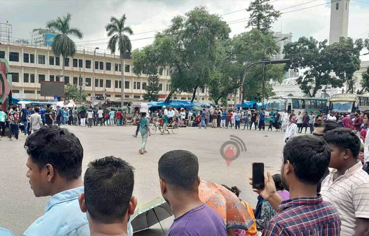 অন্যদিকে, কোটাবিরোধী আন্দোলনে ঘোষিত এক দফা কর্মসূচি বাস্তবায়নের লক্ষ্যে আজ সারাদেশে সকাল-সন্ধ্যা সর্বাত্মক ‘বাংলা ব্লকেড’ কর্মসূচি পালন করছে বৈষম্যবিরোধী ছাত্র আন্দোলন। ছবি: মাসুদ রানা
