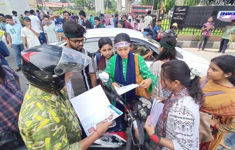 হাসপাতালে বা জরুরি কাজে বের হয়ে পড়তে হচ্ছে চরম ভোগান্তিতে। এতে অনেকেই শিক্ষার্থীদের সঙ্গে বাগবিতণ্ডায় জড়াচ্ছেন। ছবি: মাহবুব আলম